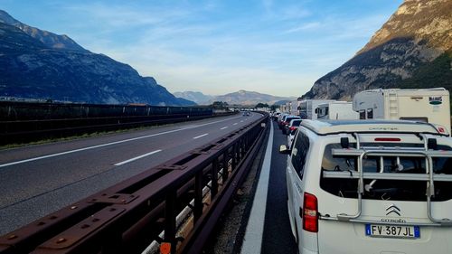 Italia returnează șoferilor taxa de autostradă dacă rămân blocați în ambuteiaj / La o întârziere de cel puțin trei ore cauzată de trafic, șoferul primește înapoi întreaga taxă