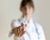 Primul vaccin proiectat cu inteligență artificială a fost testat pe oameni
