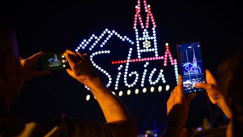 FOTO VIDEO Drone, în loc de artificii la FITS / 250 de drone au făcut spectacol pe cerul Sibiului / Spectacolul va fi reluat la finalul festivalului