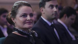 Mireille Rădoi, șefa Bibliotecii Universitare, a fost premiată de Academia Română, deși a coordonat ”opera științifică” a unui infractor din penitenciar / Premii pentru Octavian Hoandră, Dorel Vișan și George Mihăiță