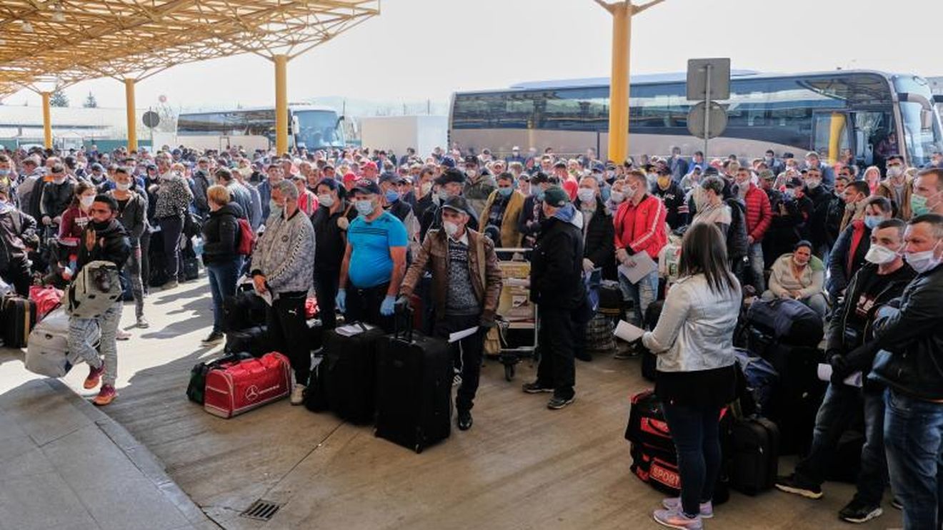 Dosar penal pentru trei persoane care au părăsit zona de carantină instituită în Suceava pentru a ajunge pe aeroportul din Cluj-Napoca, cu intenţia de a urca în charterul de Germania