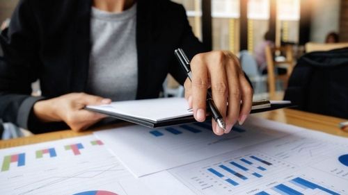 Sondaj global PwC: 64% dintre companii pregătesc noi măsuri de siguranță pentru a reporni activitatea, iar 47% vor să aplice permanent munca de acasă