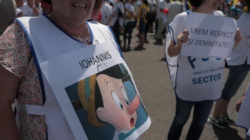 VIDEO Profesorii strigă „Demisia” în fața Palatului Cotroceni