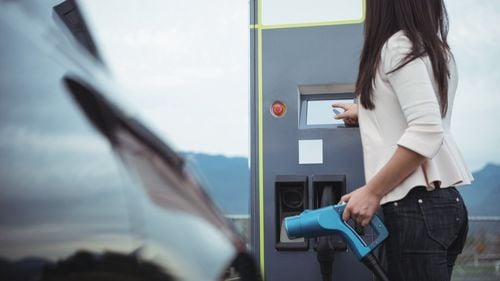 Administrația Trump va închide toate cele 8.000 de porturi de încărcare a vehiculelor electrice din clădirile federale / Va scoate din uz și toate mașinile electrice cumpărate de guvern