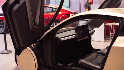 Elon Musk, care vrea să lanseze taxiuri-robot, face concedieri în departamentul NHTSA responsabil pentru siguranța vehiculelor autonome