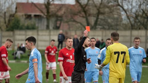 Ce este "cartonașul albastru", care ar putea fi testat în curând în fotbal? Jucătorul penalizat va fi trimis pe banca de rezerve 10 minute/ Ce spun antrenorii despre cartonașul albastru