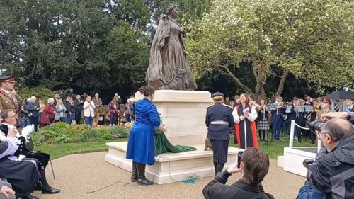 Primul monument permanent dedicat reginei Elisabeta a II-a îi include și pe iubiții ei câini de rasă corgi
