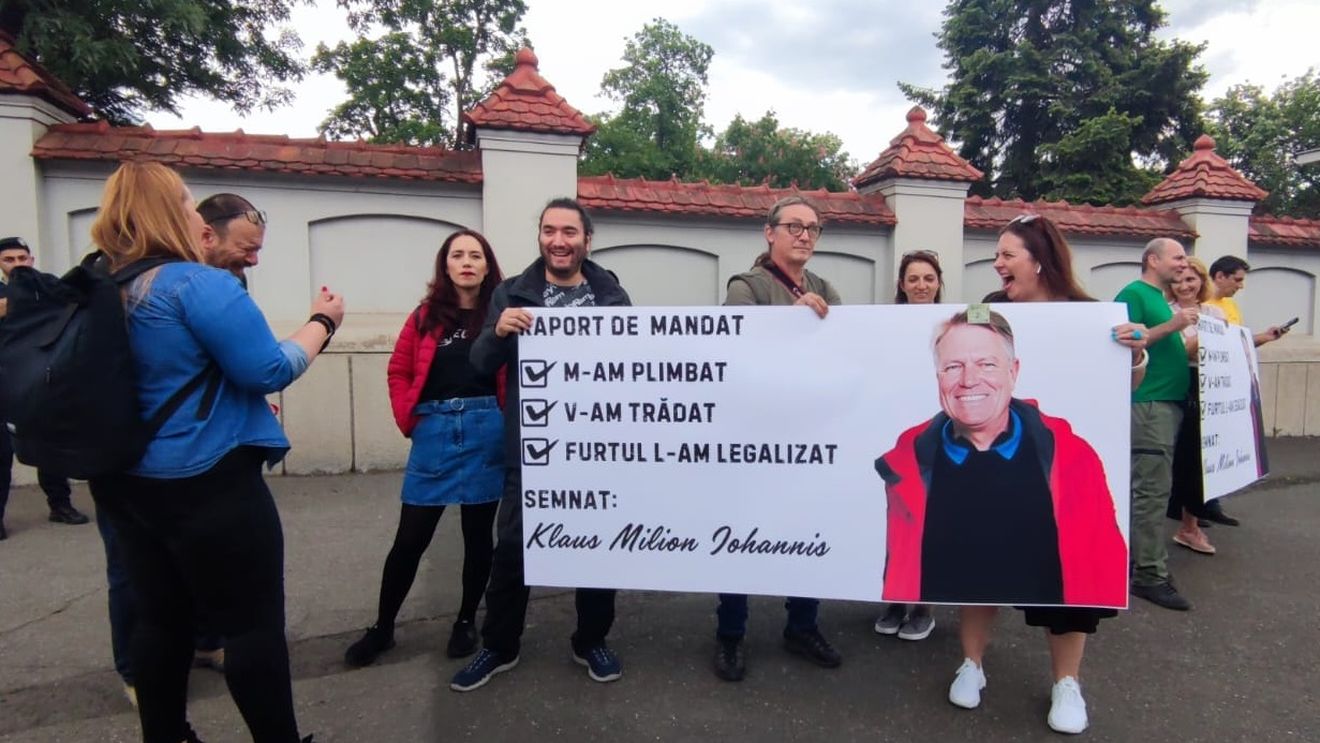 VIDEO Flashmob la Cotroceni, organizat de „Corupția ucide”, după ce Klaus Iohannis a promulgat legea care îi scapă de sancțiuni pe evazioniști / „Raport de mandat: m-am plimbat, v-am trădat, furtul l-am legalizat” / Protest anunțat pentru duminică