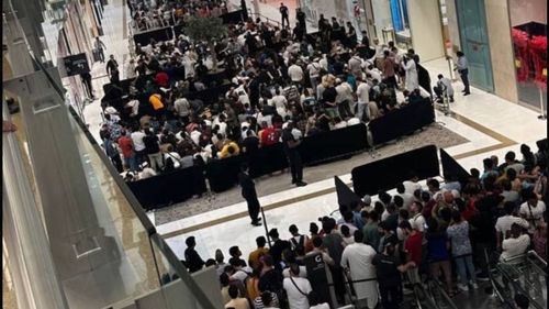 VIDEO: Haos și îmbrânceli la mall-ul din Dubai unde s-a pus în vânzare iPhone 15/ Şi în India s-au format cozi de sute de persoane la magazinele Apple