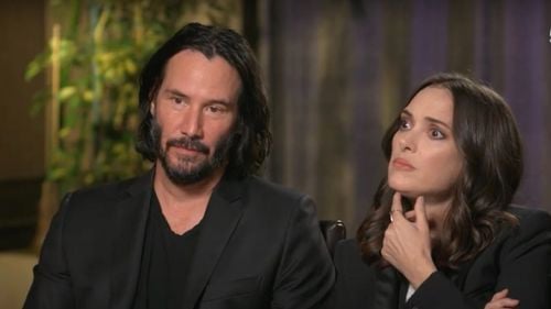 Winona Ryder și Keanu Reeves își spun soț și soție în mesaje text după ce ar fi fost cununați religios pe bune în filmul „Dracula" din 1992/ Ceremonia, oficiată de un preot român