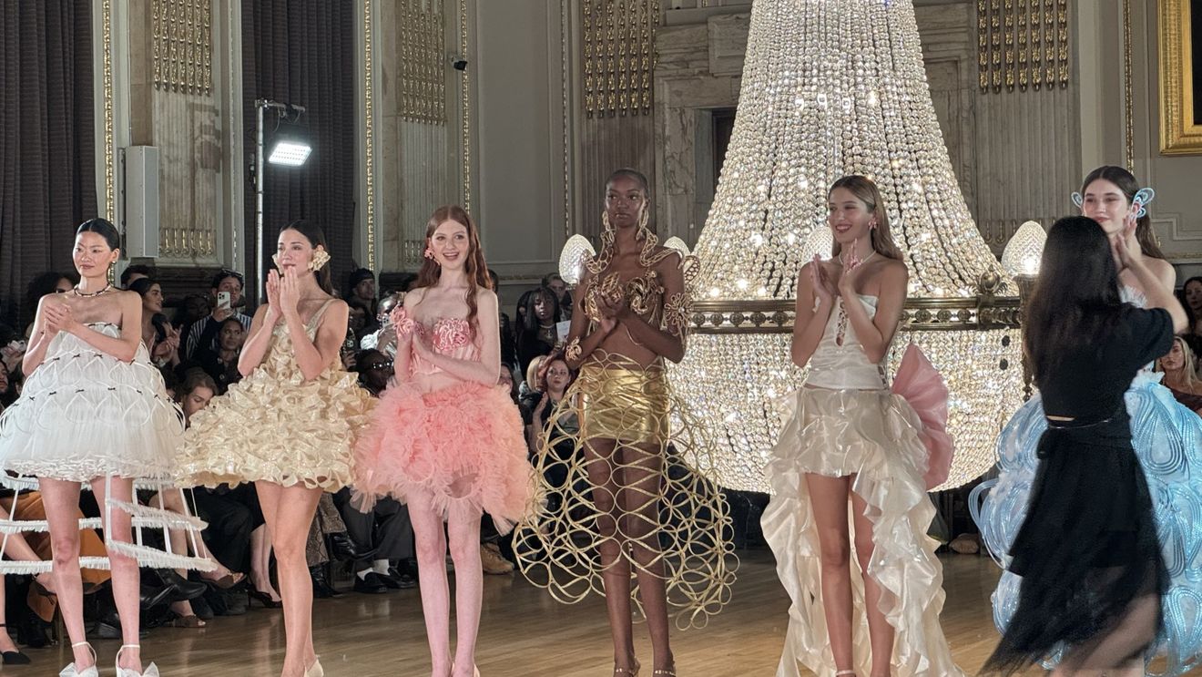 EXCLUSIV Crinoline și corsete reinventate: spectaculos vizual, dar cu riscul kitsch-ului prezentate de Linxi Zhu La London Fashion Week