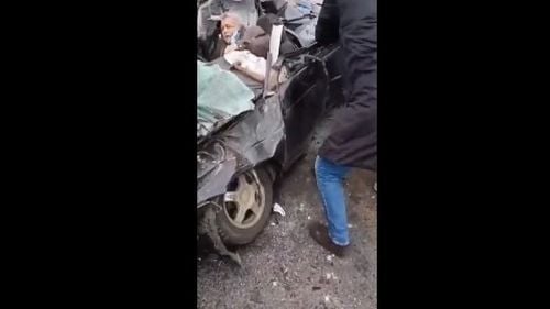 VIDEO Imagini dramatice din Ucraina: Un bărbat scos viu din mașina zdrobită de un tanc rusesc