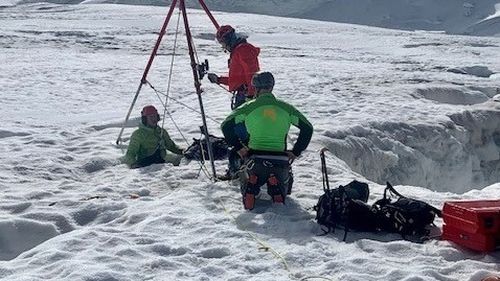 O rusoaică a supravieţuit două zile şi două nopţi în crevasa unui gheţar din Elveţia