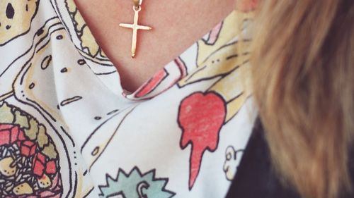 Studiu: Cazuri în creștere de cancer tiroidian, în special în rândul fetelor între 15 și 19 ani / 95% dintre pacienți sunt vindecați dacă boala e identificată la timp