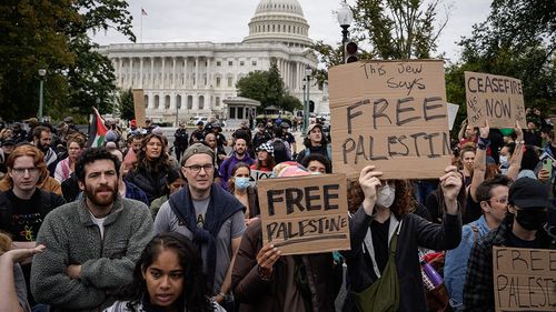 Un bărbat care a pictat „Free Palestina” pe maşini cu proprietari evrei, condamnat la opt luni de închisoare în Franța