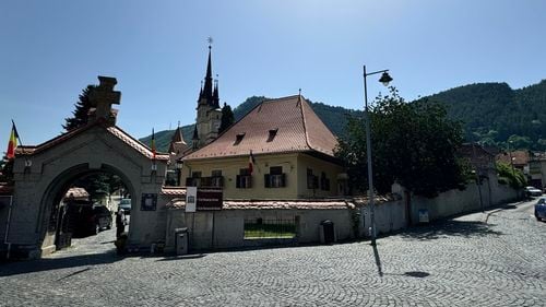 Dosar penal pentru lucrări neavizate la Muzeul Prima Școală Românească, din Șcheii Brașovului / Ar fi fost distruse picturi murale vechi de peste două secole