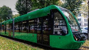 Călătorii care folosesc tramvaie şi autobuze în municipiul Arad au acces instant la o bibliotecă digitală cu 50.000 de materiale