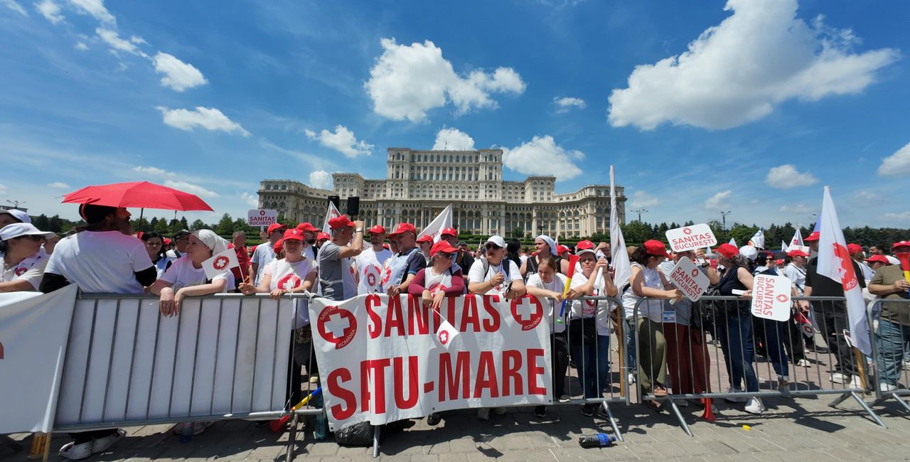 Live FOTO VIDEO Sindicaliștii SANITAS au ajuns în Piața Constituției / Vor retragerea proiectului noii legi a salarizării / Un echipaj SMURD a intervenit după ce unei femei i s-a făcut rău