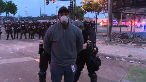 Echipa CNN, arestată în direct de poliția din Minnesota în timp ce relata despre protestele izbucnite în urma morţii lui George Floyd, un afro-american decedat după ce un ofiţer de poliţie alb l-a apăsat cu genunchiul pe gât/ UPDATE Jurnaliștii au fost puși în libertate, guvernatorul și-a cerut scuze