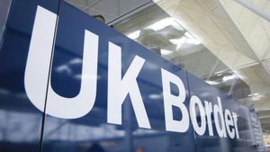 Migrația netă în Marea Britanie a atins trei sferturi de milion anul trecut, sporind presiunea asupra premierului Rishi Sunak pentru a găsi soluții mai radicale de reducere a numărului de imigranți