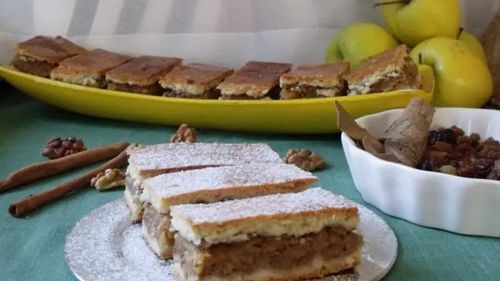 Plăcinta turnată cu mere, o rețetă tradițional românească, a ajuns în New York Times: „Un desert irezistibil de fraged și aerat” / Rețeta pas cu pas