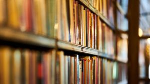 VIDEO Șase luni, zece cărți și o „bătălie”. Un concurs lansat de biblioteca din Cluj în urmă cu nouă ani îi provoacă pe tineri să citească / Ilinca Seleușan, câștigătoare în acest an: „Prin lectură trăiești experiențe pe care nu le poți avea în viața de zi cu zi”