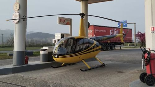 Elicopterul de mici dimensiuni care a alimentat la benzinărie, fotografiat și la Vințu de Jos (Alba) / Proprietarul stației la care a alimentat: Este turist, vizitează țara. În aparatul de zbor se mai afla încă o persoană