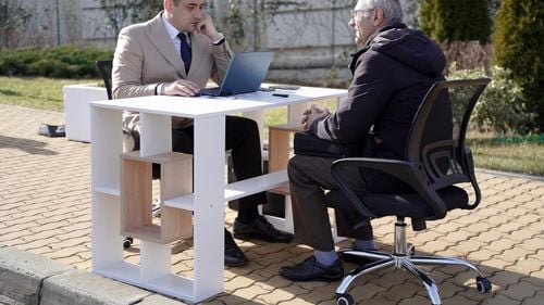 The Spectator: George Simion a fost prea online pentru a putea convinge România / Cât timp petrece pe rețelele sociale? ”Opt ore pe zi”