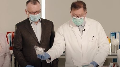 VIDEO Cum se face un test de salivă pentru elevi, trei clipuri demonstrative filmate cu ministrul Sănătății, Alexandru Rafila și ministrul Educației, Sorin Cîmpeanu