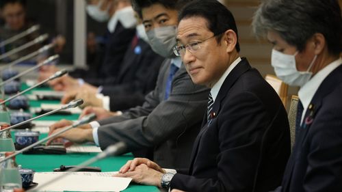 Premierul japonez Fumio Kishida, evacuat în urma unei explozii cu degajări de fum, în timp ce ţinea un discurs în vestul țării/ Fostul premier Shinzo Abe a fost împușcat mortal în iulie 2022 la un eveniment electoral