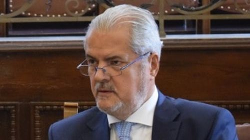 Adrian Năstase, despre Mircea Geoană: Spune că a semnat „cu mâna lui” încheierea negocierilor de aderare la UE. În realitate, rolul său a fost secundar. În 2008, după alegerile parlamentare, s-a înțeles cu echipa Băsescu și cu PNL ca Emil Boc să fie premier iar pentru el a obținut funcția de președinte al Senatului