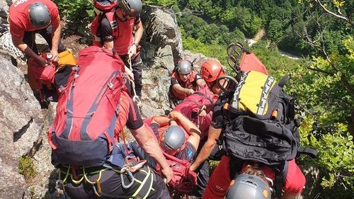 Salvamont Sibiu va închide baza de la Negoiu, în contextul reducerii cheltuielilor bugetare /   ”Încercăm să reducem salariul cu 2 zile și activitatea fiecărui salvator montan. Nu am mai acordat voucherele de vacanță, nu am mai acordat diurna de efort”