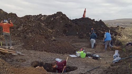 Primăria Tureni (Cluj) de dezice de discursul primarului care a anunțat că primul document scris în limba română datează din 1276 / ”Nu este scris în limba română, ci în limba latină”, precizează primăria / Primarul insistă: ”Contractul e în limba română”