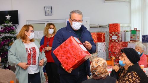 Primăria Constanța a confiscat politic cadourile unor elevi pentru vârstnicii instituționalizați/ Părinte: ”Nu vrem să ne creștem copiii în mentalitatea de unelte ale oamenilor politici”