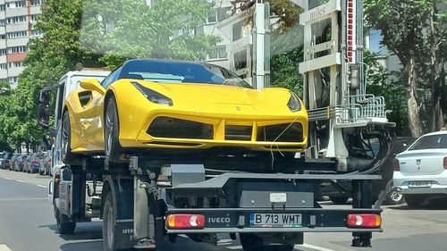 Un Ferrari, ridicat de poliția din București pentru că șoferul a parcat pe o trecere de pietoni