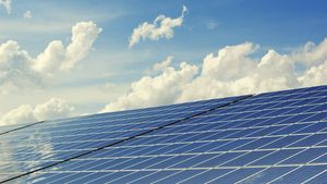Românii care și-au instalat panouri solare, pe locul al doilea, ca producție cumulată de energie / Suntem însă singura țară din Europa în care prosumatorii își primesc banii abia după doi ani