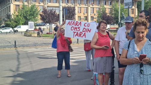 Ministrul Sănătăţii, Alexandru Rafila, şi alți politicieni locali din PSD şi PNL, au fost huiduiți la Iași de un grup de anti-vacciniști