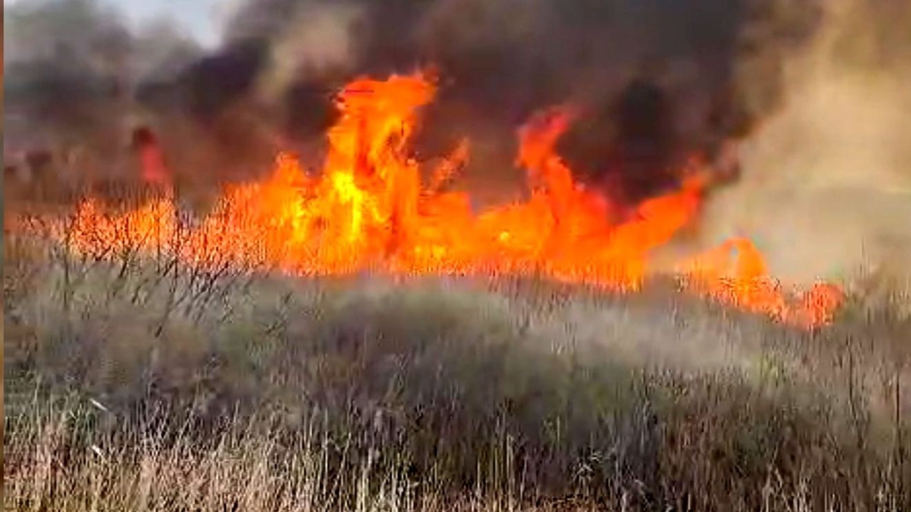 Trafic perturbat pe DN 6, în zona Orşova, din cauza unui incendiu de vegetaţie produs pe versant / Cad pe şosea lemne aprinse şi pietre