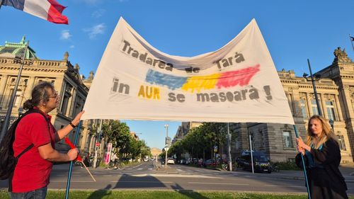 FOTO Protest al unui grup de români și moldoveni, anti-Simion și anti-fascism, în Strasbourg: ”Românie, Românie, nu un șef de galerie / Trădarea de țară în aur se măsoară”