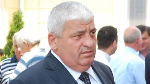 OFICIAL: Fost milițian cu BAC-ul luat la 50 de ani, Dan Ciocan, a fost înlăturat de la șefia PSD Caracal de către Paul Stănescu. Ciocan, unul dintre social-democrații care controlează județul Olt, cu legături în clanurile interlope locale