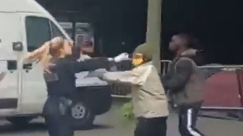 VIDEO Polițiști agresați de mai mulți imigranți în Paris, trei persoane au fost reținute