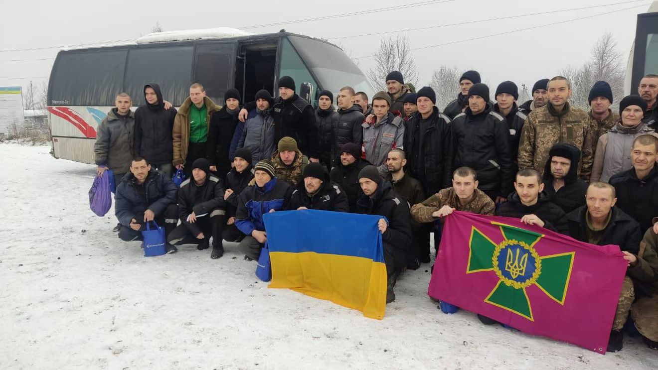 VIDEO Ucraina a primit înapoi 116 soldați în cadrul unui schimb de prizonieri de război cu Rusia / Printre militari se află „apărători de la Mariupol, partizani din Herson și lunetiști din vecinătățile orașului Bahmut”