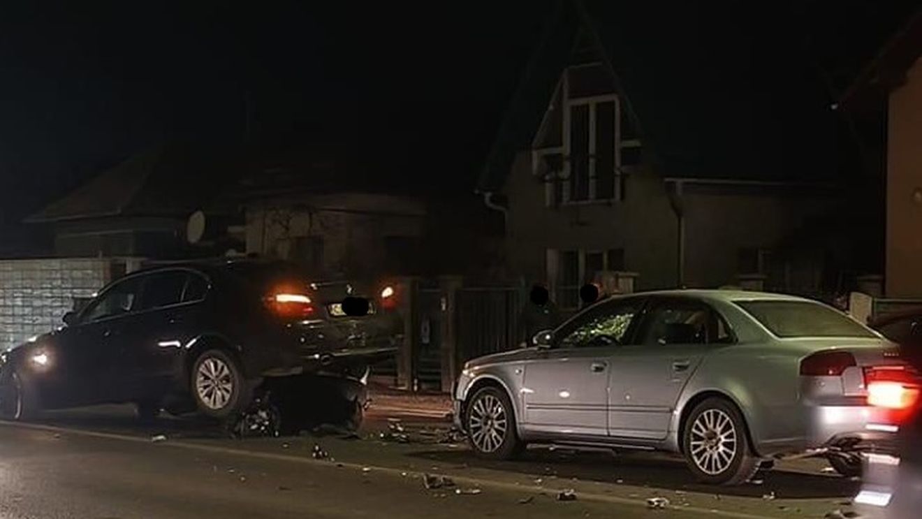 Accident între două autoturisme şi o motocicletă la Cluj / Unul dintre autoturisme a ramas suspendat deasupra acesteia / Motciclistul a scăpat ca prin minune / Zece minute mai târziu pe aceeași stradă a avut loc alt accident