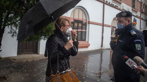 Autoritățile nu mai pot impune masca în aer liber, iar angajatorii nu mai pot decide telemuncă fără acordul salariatului în starea de alertă, după ce o ordonanță de urgență din 2020 a fost declarată neconstituțională / Decizia CCR urmează să fie publicată