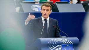 Președintele Macron anunță că Franța va majora ajutorul financiar pentru Ucraina cu 300 de milioane de dolari, ajungând la un total de 2 miliarde de dolari