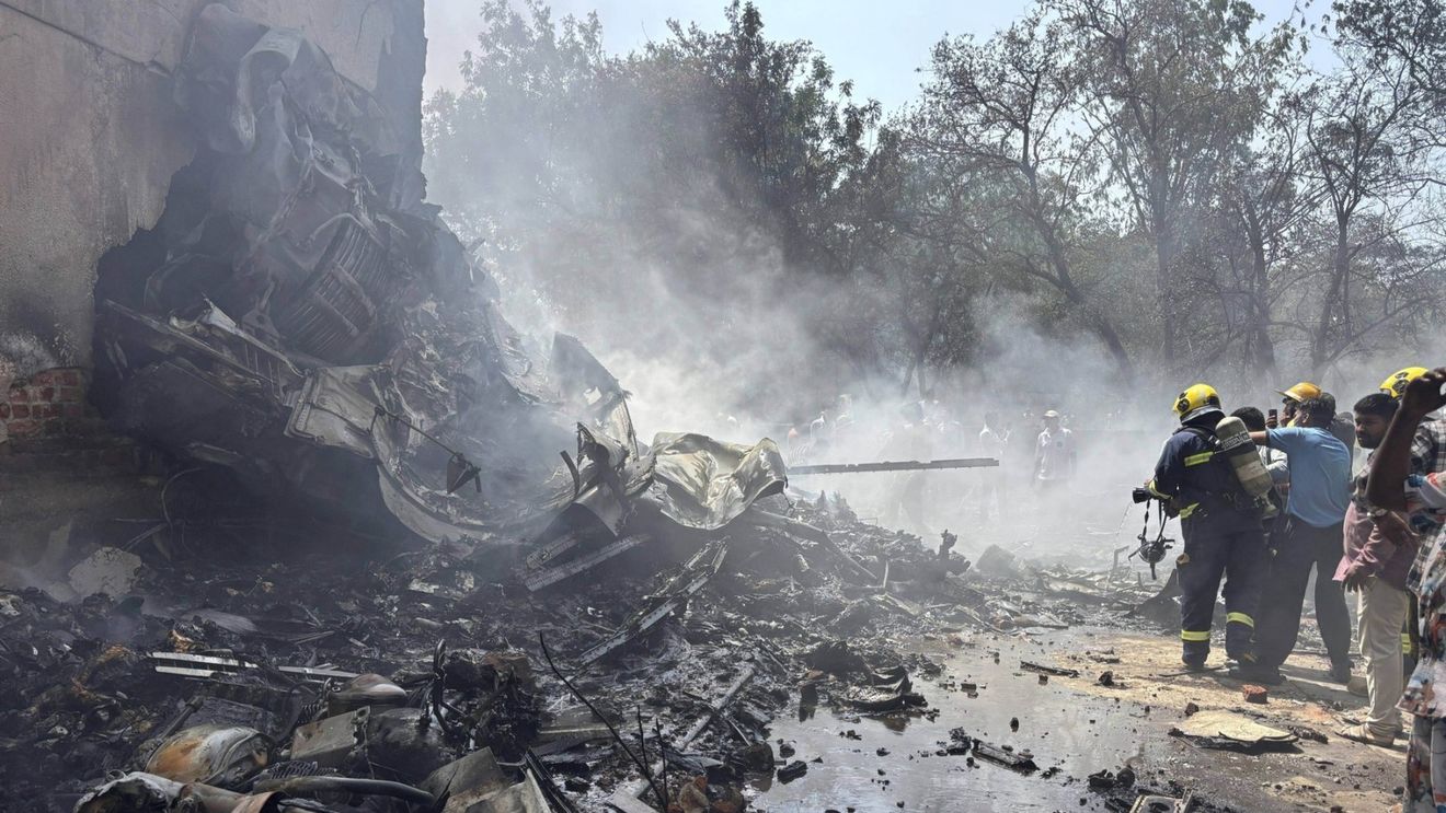 UPDATE Un avion cu 242 de persoane la bord s-a prăbușit peste un internat cu medici din India / Bilanțul morților a ajuns la 294 morți / Un bărbat a supraviețuit / Accidentul s-a petrecut la scurt timp de la decolare / Imagini de la fața locului și cu avionul prăbușindu-se