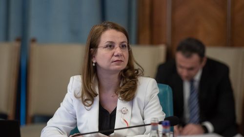 Ministrul Deca: Trăiesc emoţia acestui început de an şcolar în două ipostaze, de mamă şi de ministru al Educaţiei. Şcoala este locul creşterii copiilor noştri