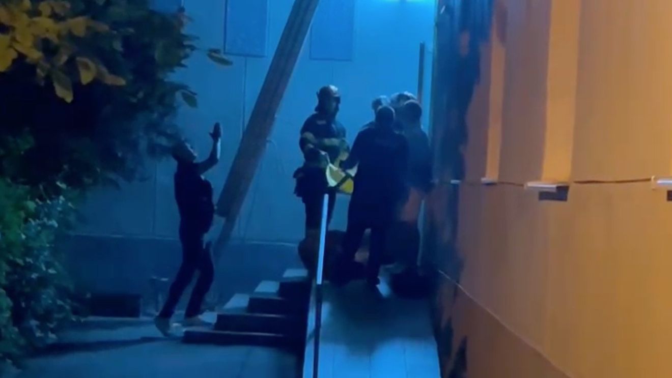 Femeia care şi-a aruncat copiii de la etajul I al unui hotel din Botoșani, arestată preventiv