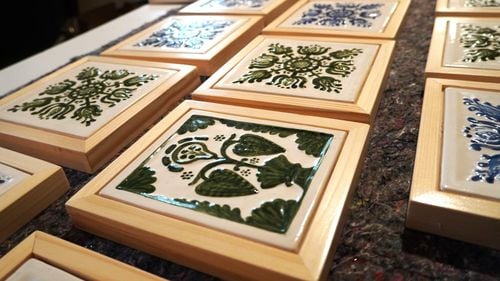 Ultimul sas din România care face cahle tradiţionale de sobă este poştaşul din Cisnădioara: ”Fiecare sobă are o poveste, iar eu socotesc că sunt precum oamenii. Dau căldură doar dacă le îngrijeşti”