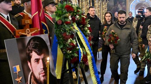 VIDEO Funeraliile unui Erou: Mii de oameni s-au adunat în centrul Kievului pentru a-l plânge pe „Da Vinci”, cel mai tânăr comandant de batalion din istoria armatei ucrainene, ucis recent în Bahmut